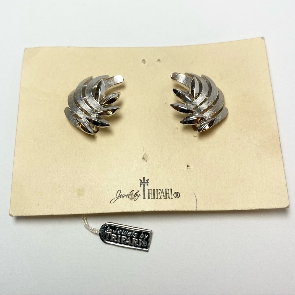 Vintage Jewels By Trifari Silver Tone Leaf Swirl‎ Clip Ons Original Card/Hangtag